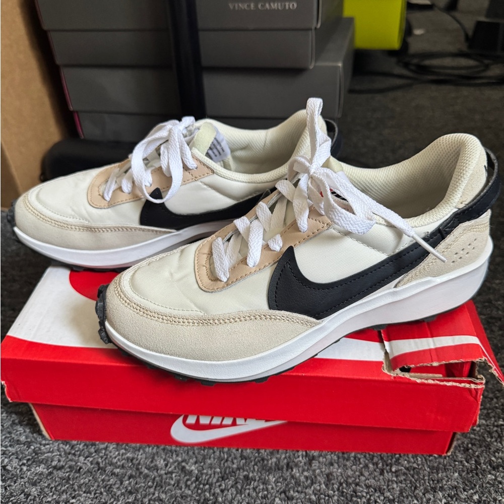Nike waffle sneaker beige and black womens 6